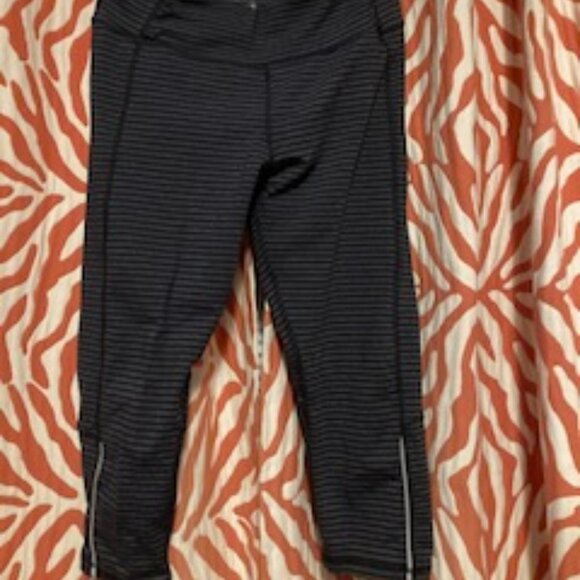 Dark Gray Capris Leggings, ruched calves, reflective seams, back key pocket, Sm. - Picture 4 of 6